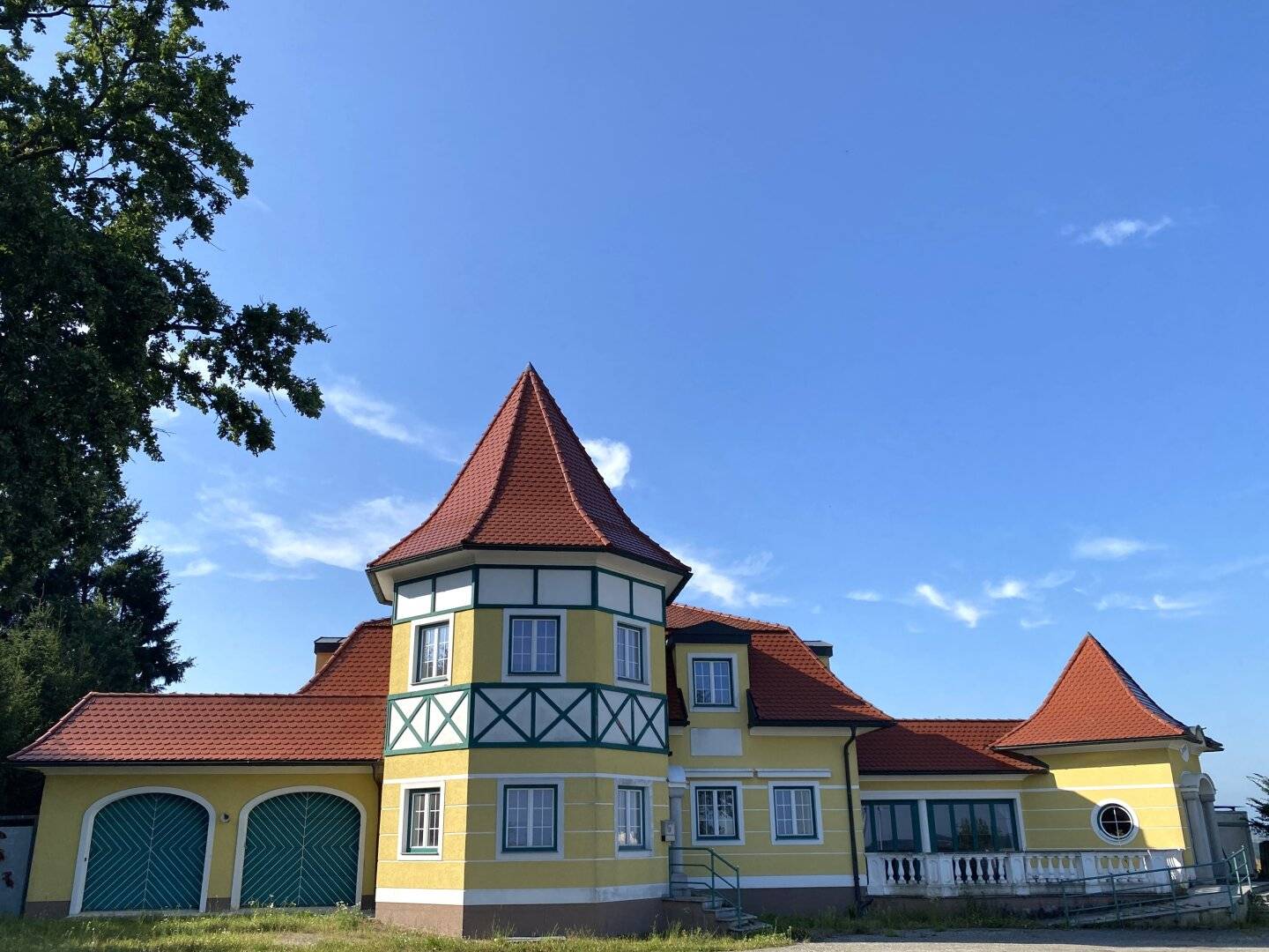 Spessart: Perfect Location for Parties and Events: Hospitality business with discotheque including attic apartments in Neuhofen