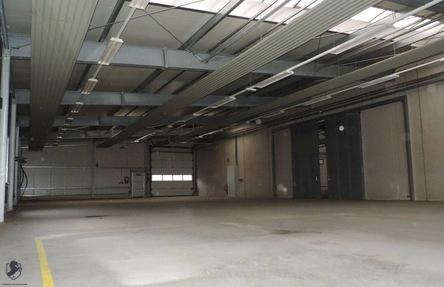 Zur Vermietung gelangt eine Lagerhallefläche von ca. 400 m² bis 2500 m²  in Neutal.
