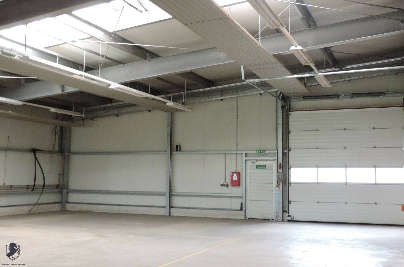 Zur Vermietung gelangt eine Lagerhallefläche von ca. 400 m² bis 2500 m²  in Neutal.