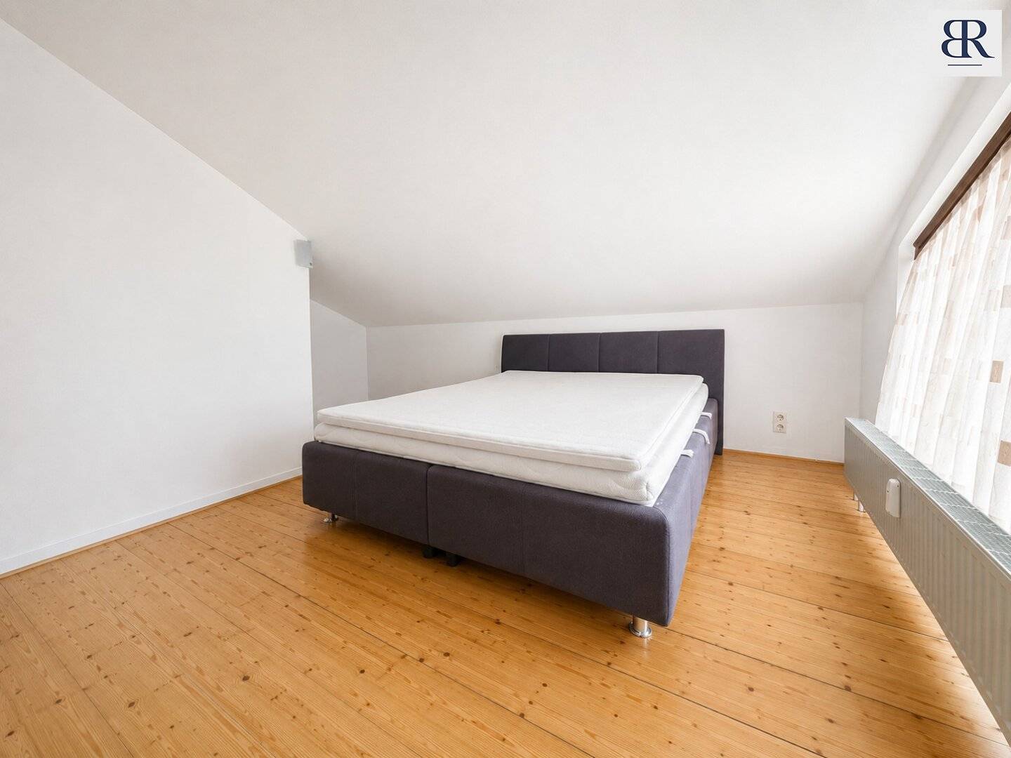 Small enough to feel comfortable. Large enough to live!