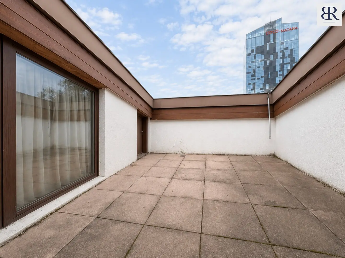 Small enough to feel comfortable. Large enough to live!