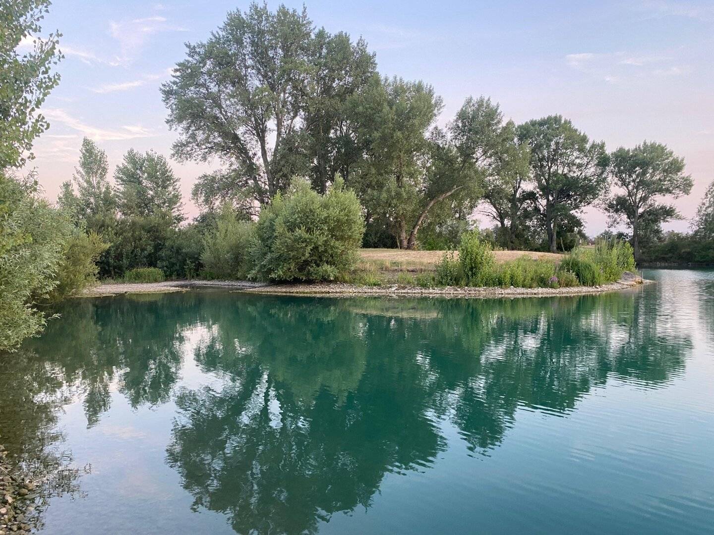 6 Hektar Badesee in Trinkwasserqualität und Grünfläche Nähe Wien | Fischerei / Campingplatz / Hausboot möglich