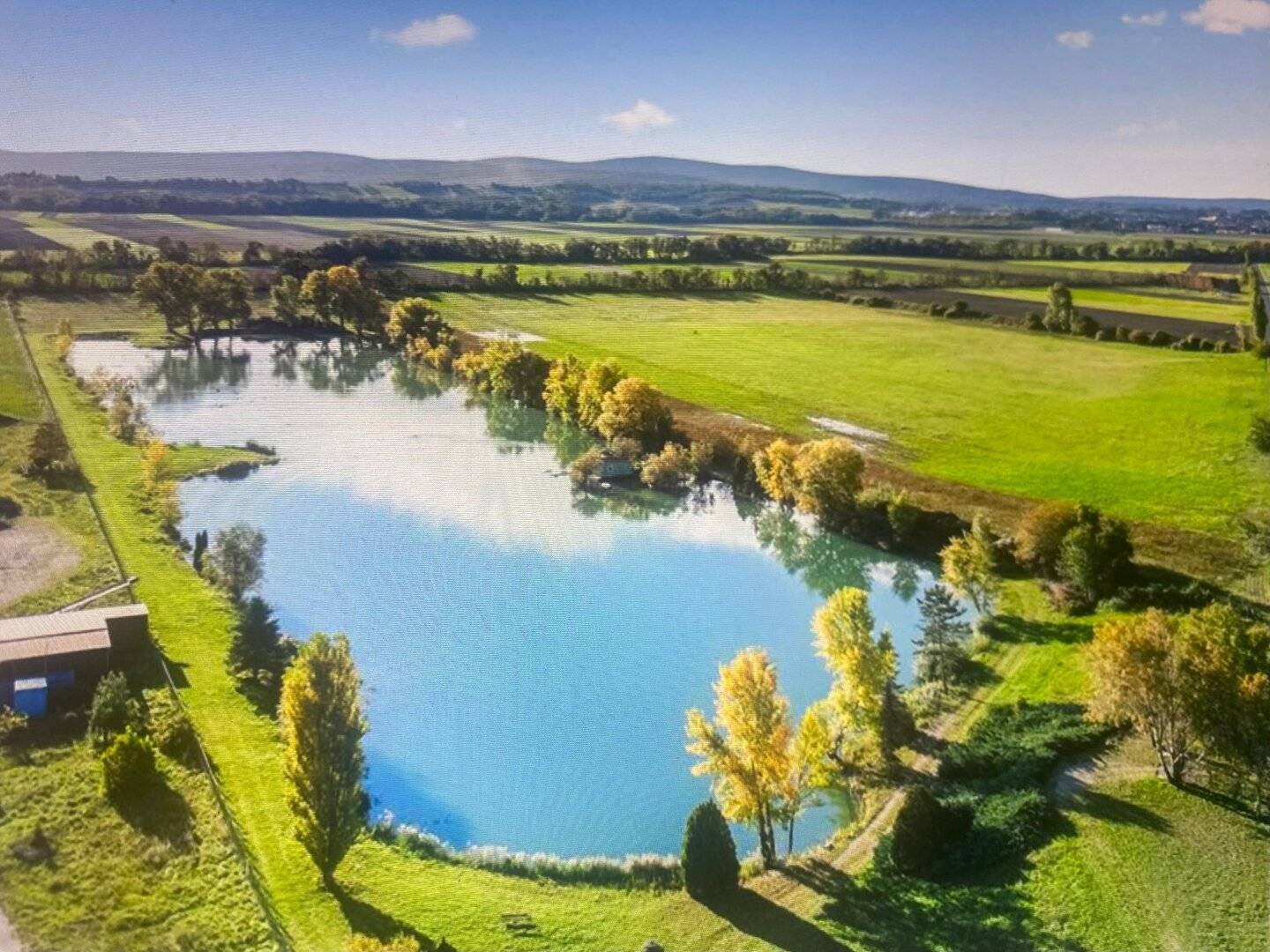 6 Hektar Badesee in Trinkwasserqualität und Grünfläche Nähe Wien | Fischerei / Campingplatz / Hausboot möglich