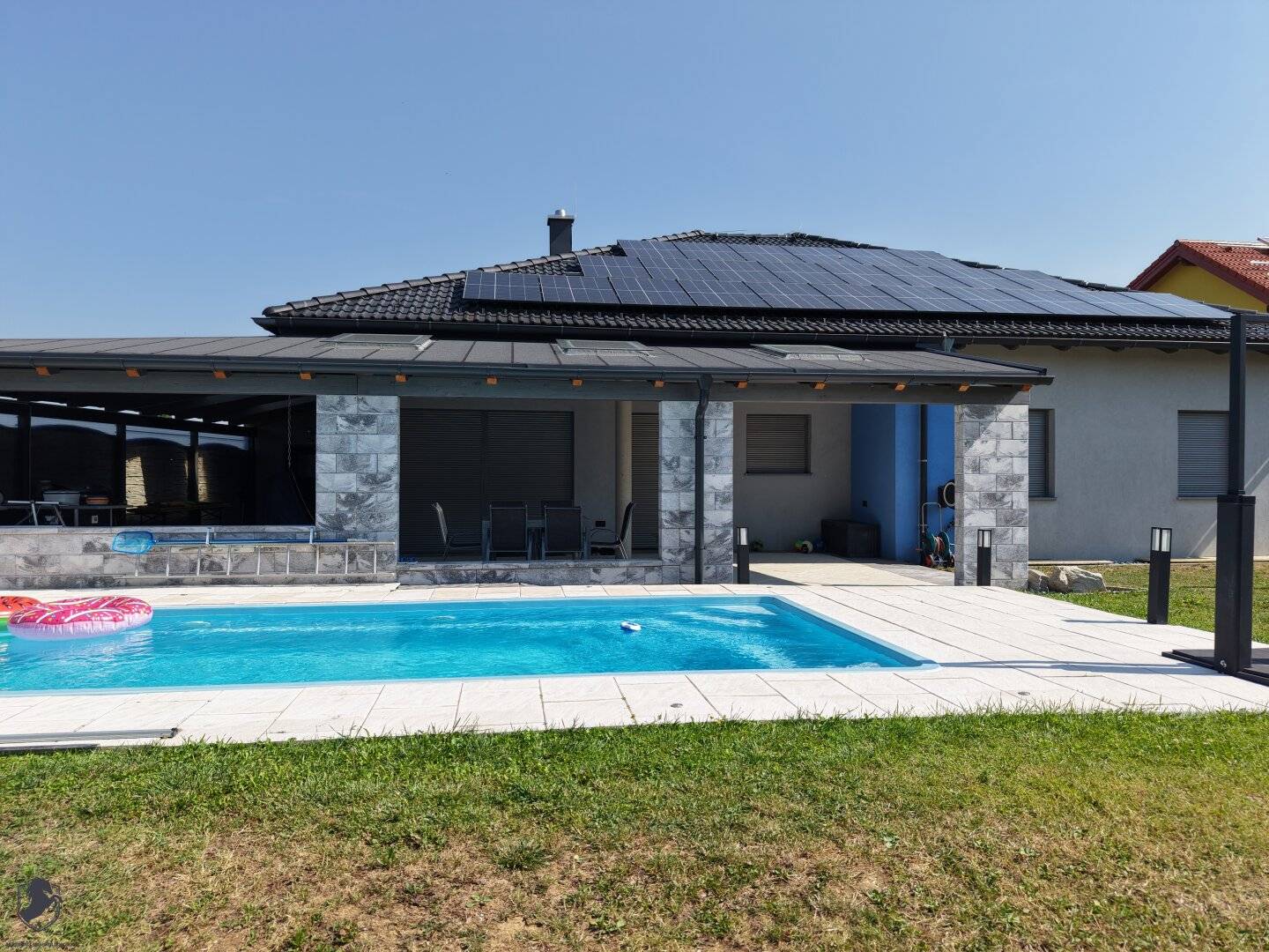 Exclusive single family house with pool, photovoltaic system and high quality fittings in Heiligeneich and German title? No, the German title must be preserved as well.