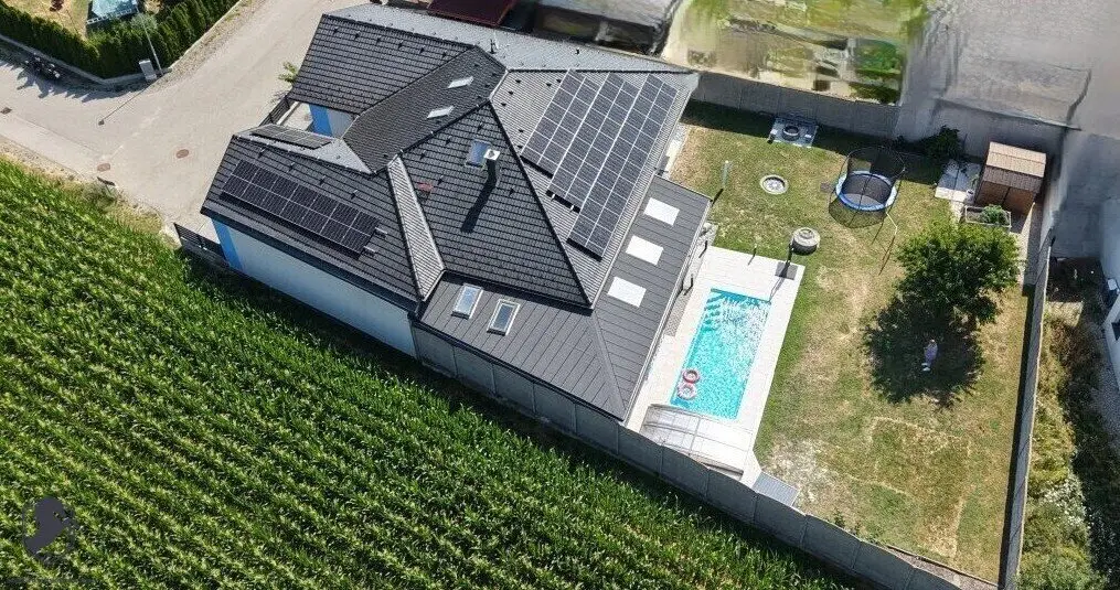 Exclusive single family house with pool, photovoltaic system and high quality fittings in Heiligeneich and German title? No, the German title must be preserved as well.