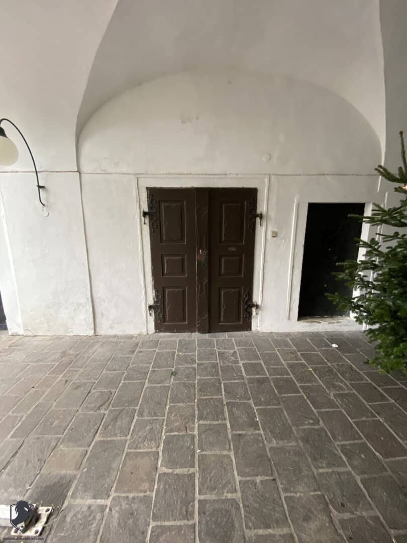 Großzügige Altbauwohnung mit 86 m² Terrasse am Hauptplatz von Tulln – Wohnen und Arbeiten