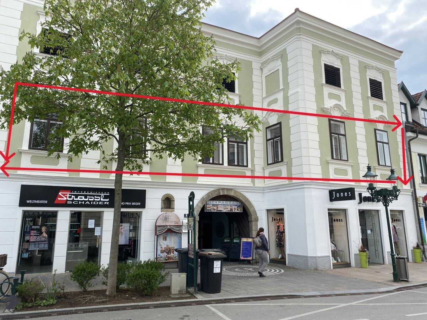 Großzügige Altbauwohnung mit 86 m² Terrasse am Hauptplatz von Tulln – Wohnen und Arbeiten