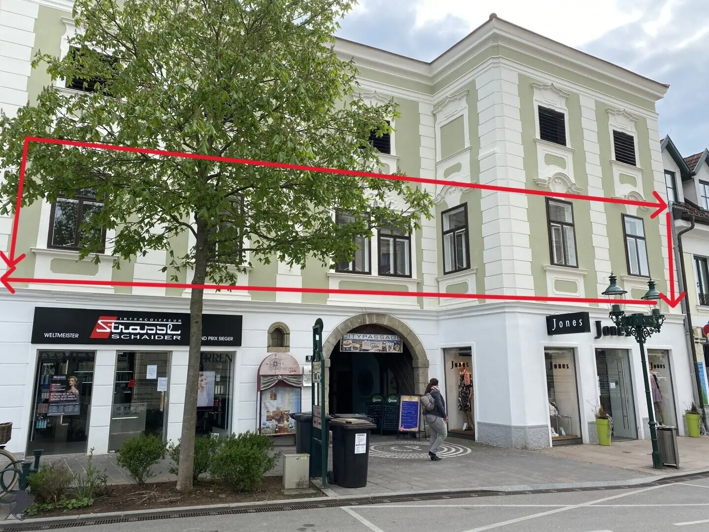 Großzügige Altbauwohnung mit 86 m² Terrasse am Hauptplatz von Tulln – Wohnen und Arbeiten