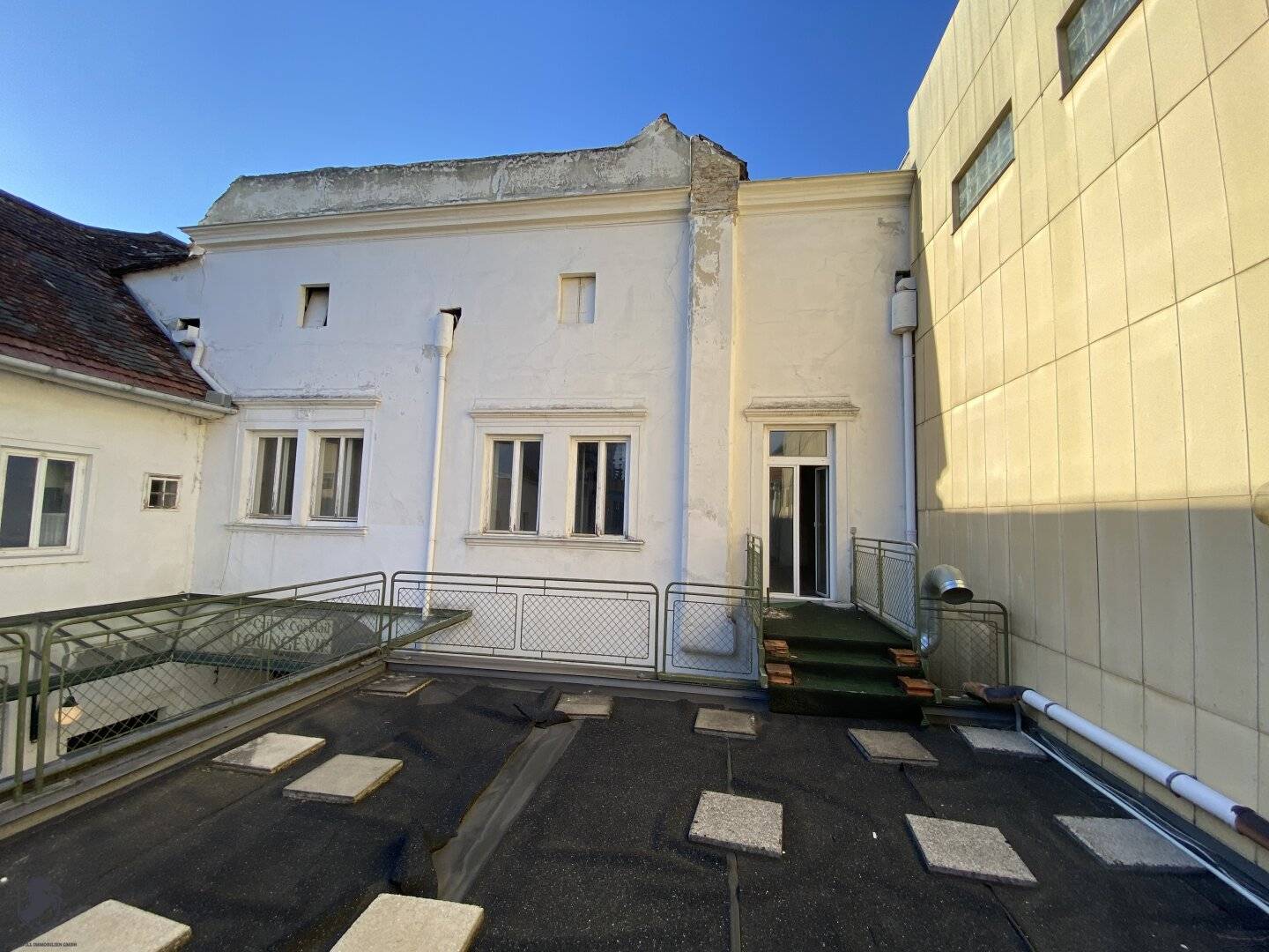 Großzügige Altbauwohnung mit 86 m² Terrasse am Hauptplatz von Tulln – Wohnen und Arbeiten