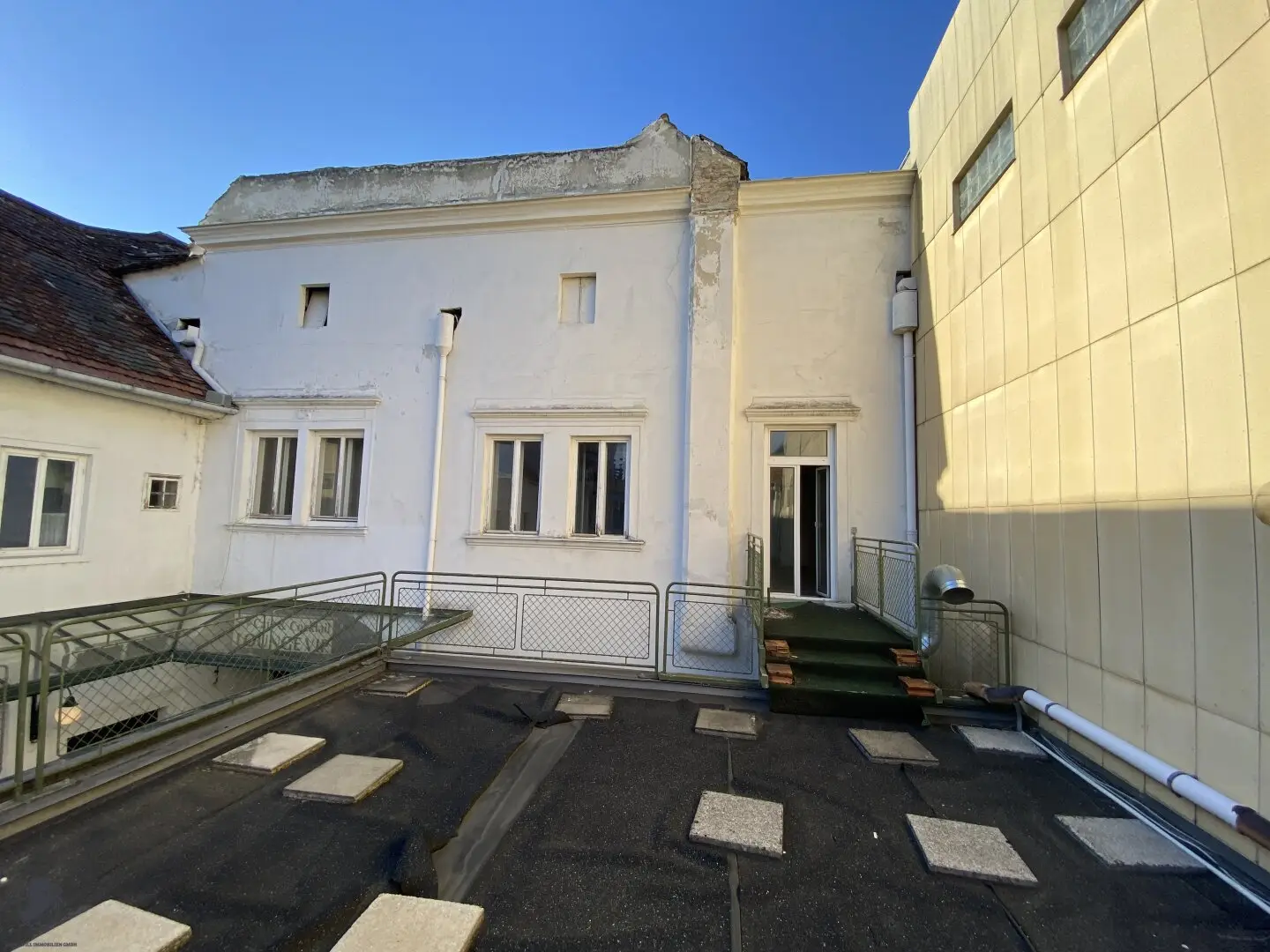 Großzügige Altbauwohnung mit 86 m² Terrasse am Hauptplatz von Tulln – Wohnen und Arbeiten