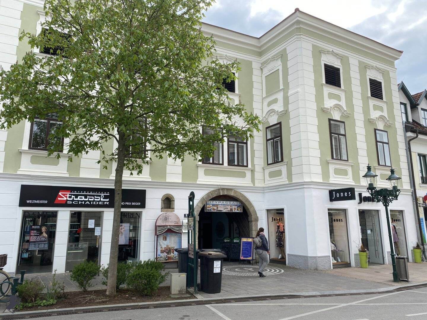 Großzügige Altbauwohnung mit 86 m² Terrasse am Hauptplatz von Tulln – Wohnen und Arbeiten