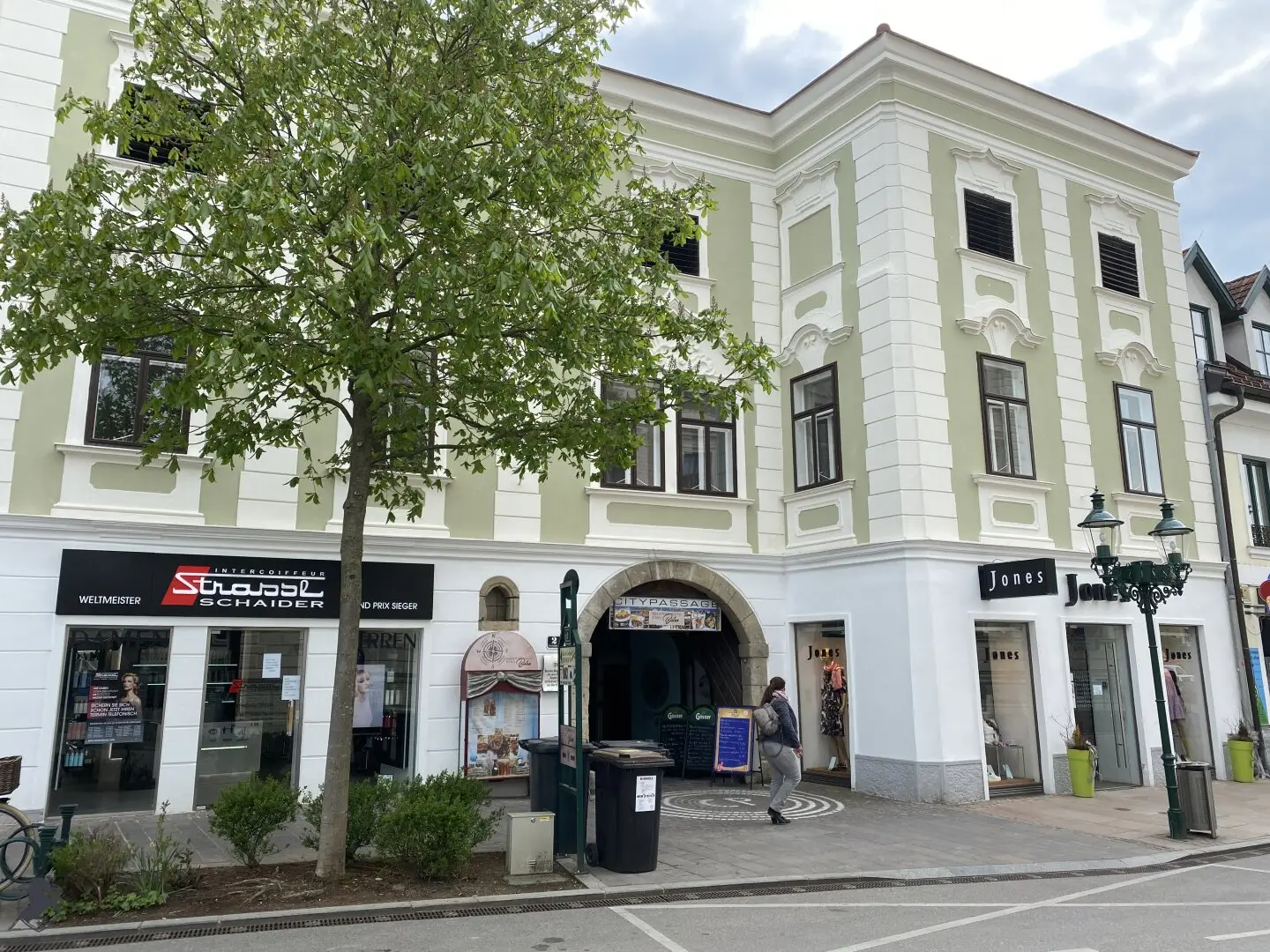 Großzügige Altbauwohnung mit 86 m² Terrasse am Hauptplatz von Tulln – Wohnen und Arbeiten