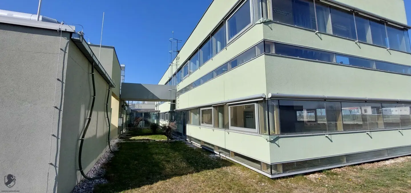Commercial and industrial business property in 2490 Ebenfurth