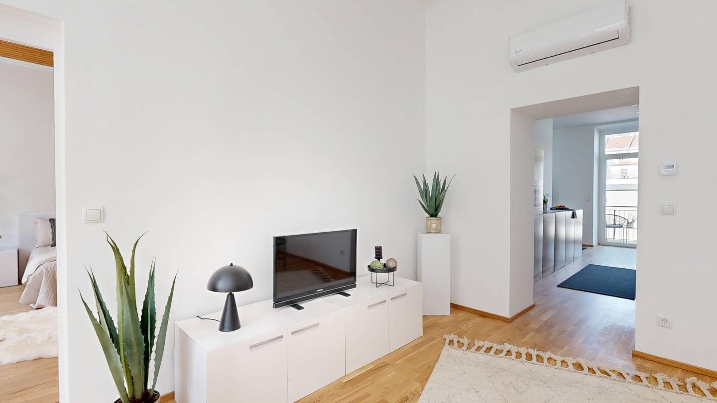 First occupancy after renovation: 3-room old building apartment with balcony and air conditioning in 1150 Vienna