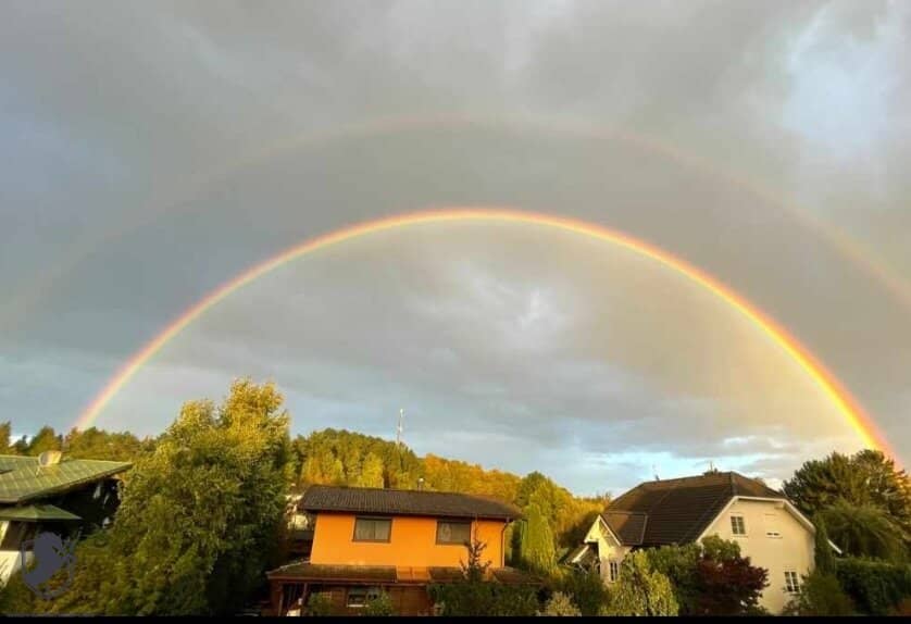 Charmantes Familienhaus mit Pool, Gartenhaus & Niedrigenergie-Aufstockung in ruhiger Lage
