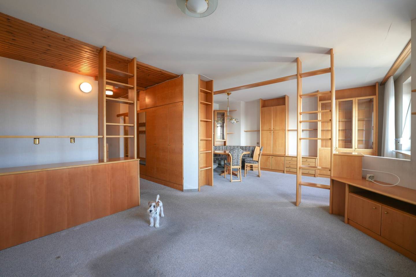 Spacious 4-room apartment with loggia in Wels - Neustadt but the German Title is preserved? I must not change the proper names so keep as originally: Spacious 4-room apartment with loggia in Wels - Neustadt? Wait: The instruction says to translate the German title, keep proper names, project names and place names unchanged. So the English title should be: Spacious 4-room apartment with loggia in Wels - Neustadt; And de should be the original German Title: Großzügige 4-Zi-Wohnung mit Loggia in Wels - Neustadt