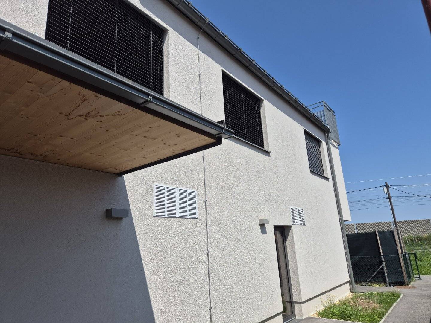 Rendite Objekt! Freier Mietzins bei Neubau Zinshaus mit 15 Wohnungen und 7 Stellplätzen, Baujahr 2022