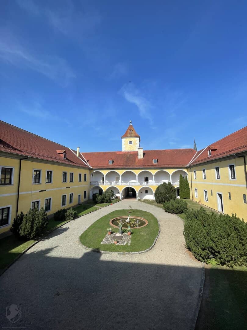 VERKAUF oder VERMIETUNG  Schloss in idyllischer Lage