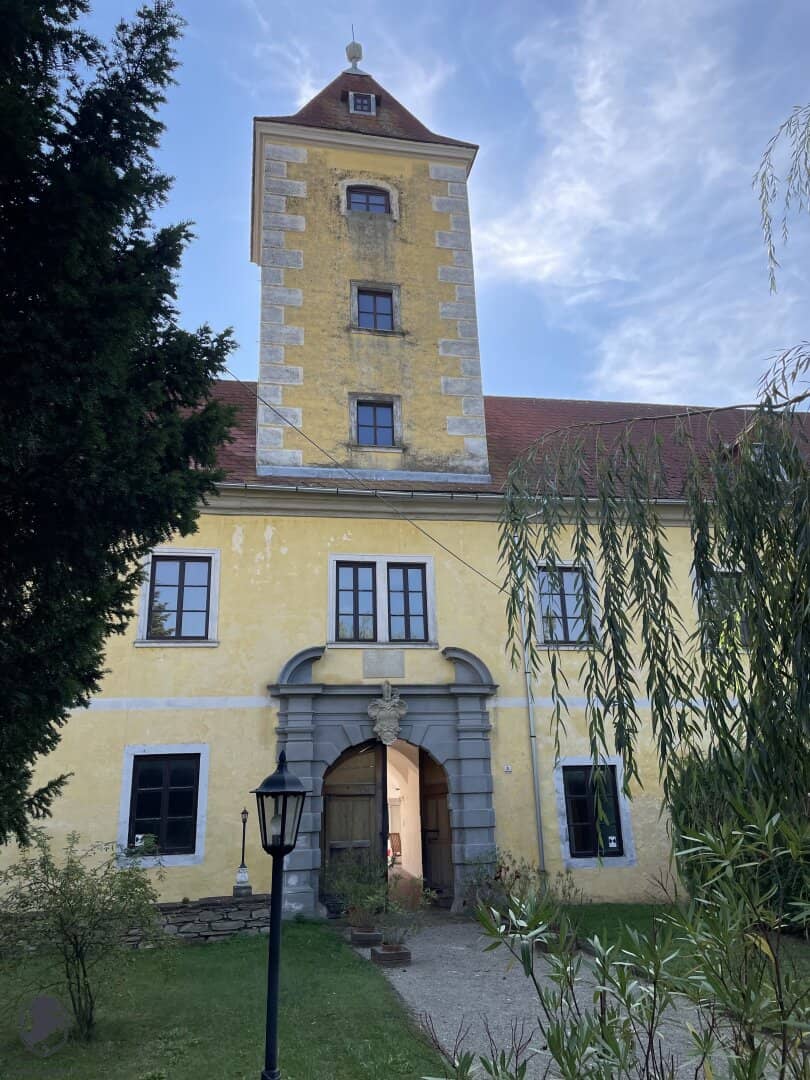 VERKAUF oder VERMIETUNG  Schloss in idyllischer Lage