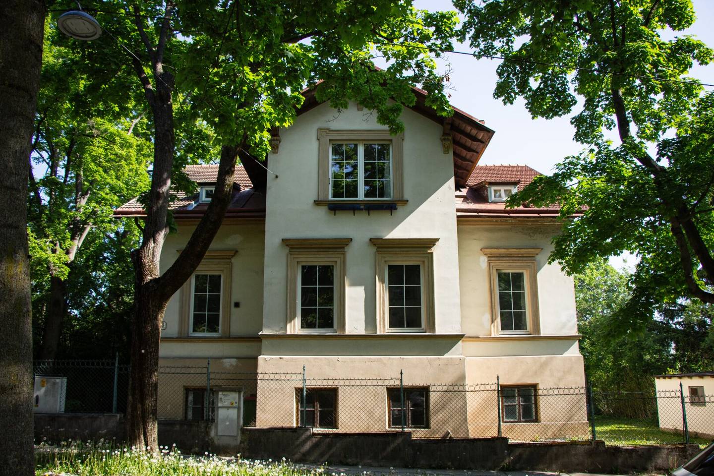Villa Roncali Vacant investment villa in a prime location of the Währinger Cottage with development potential partial demolition possible