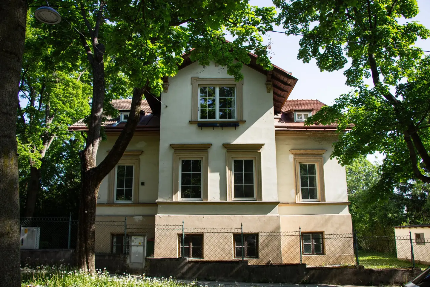 Villa Roncali - Bestandsfreie Zinsvilla in Bestlage des Währinger Cottage mit Entwicklungspotenzial (Teilabbruch möglich)