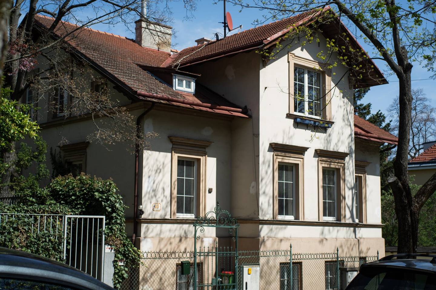 Villa Roncali Vacant investment villa in a prime location of the Währinger Cottage with development potential partial demolition possible