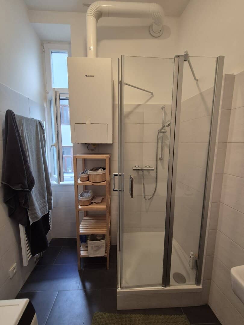 Toprenovierte Balkonwohnung in Innenhof Ruhelage, vollmöbliert