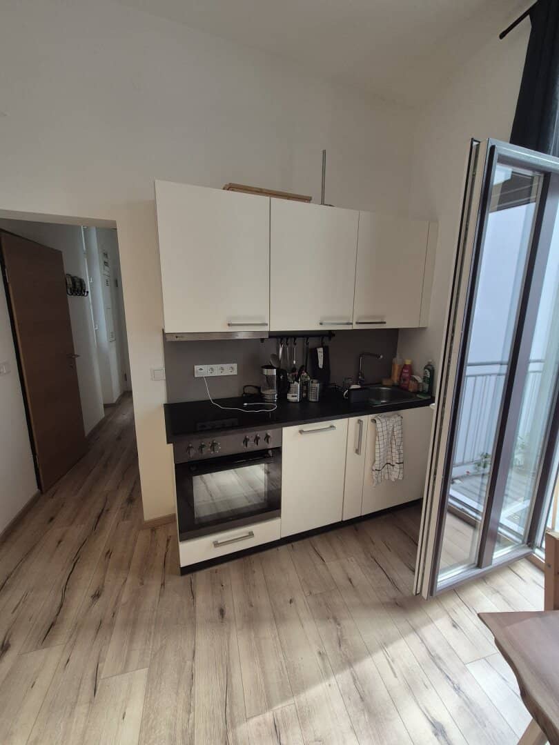 Toprenovierte Balkonwohnung in Innenhof Ruhelage, vollmöbliert