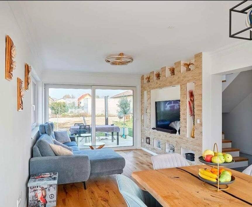 Newly built single family house with double garage and additional Home Office/Office