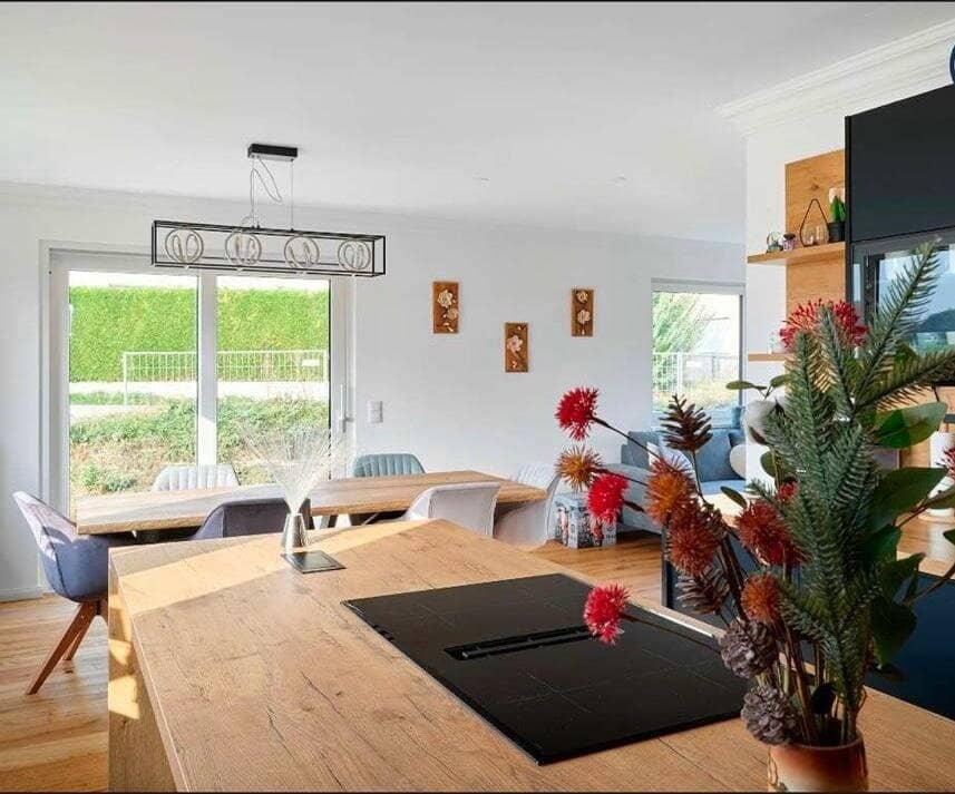 Newly built single family house with double garage and additional Home Office/Office