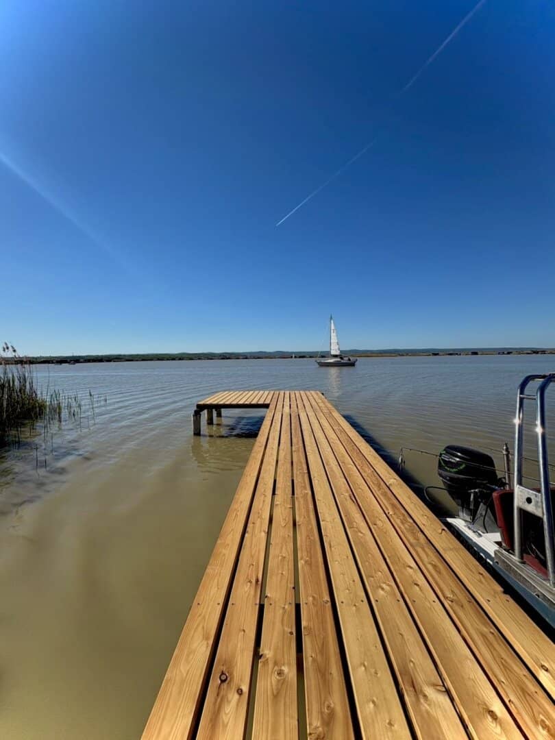 PRIVATSPHÄRE und FLIESSWASSER - FLACHDACHHÜTTE IN DER RUSTER BUCHT AUF PACHTGRUND ZU KAUFEN