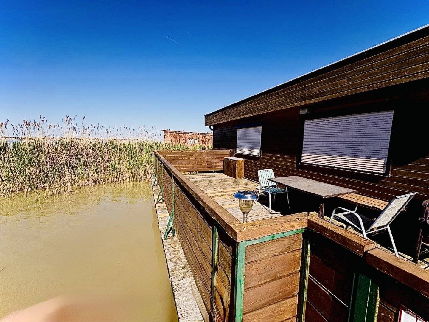 PRIVATSPHÄRE und FLIESSWASSER - FLACHDACHHÜTTE IN DER RUSTER BUCHT AUF PACHTGRUND ZU KAUFEN
