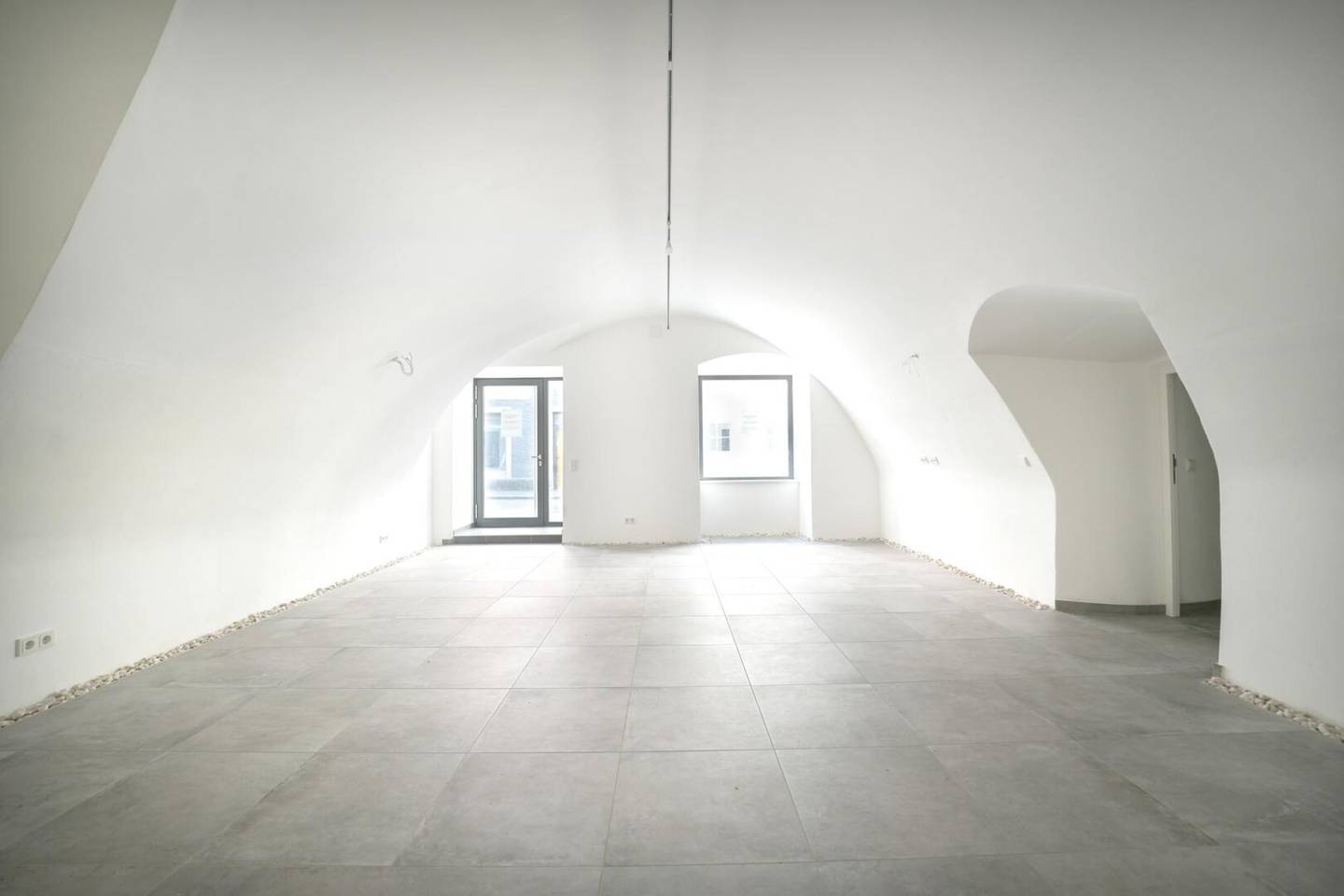 Commission-free commercial premises in a top location first occupancy after general renovation