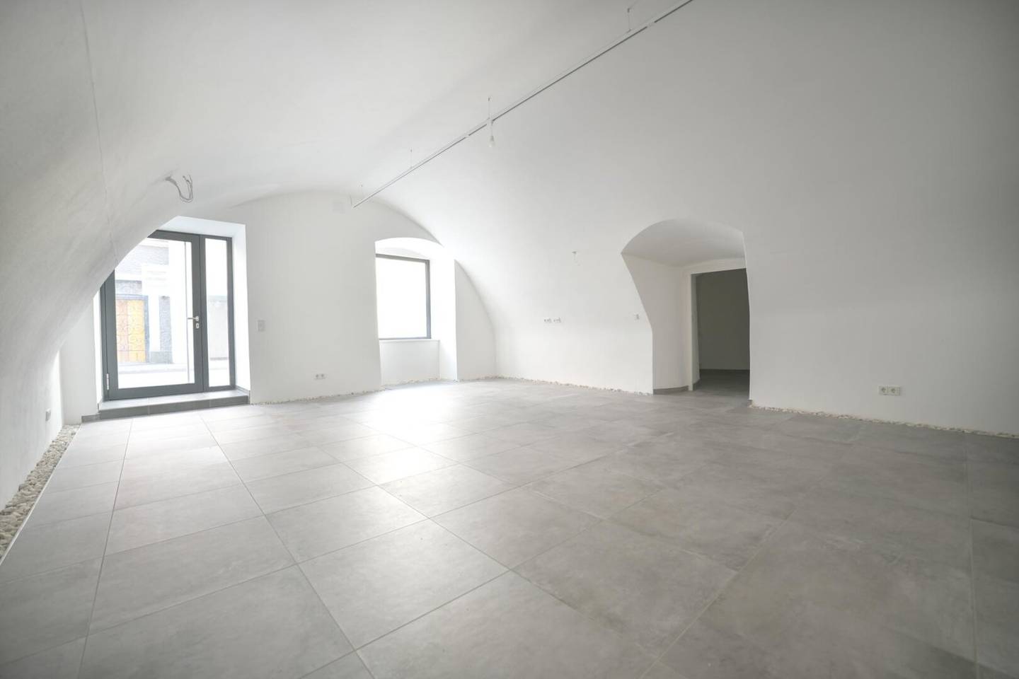 Commission-free commercial premises in a top location first occupancy after general renovation
