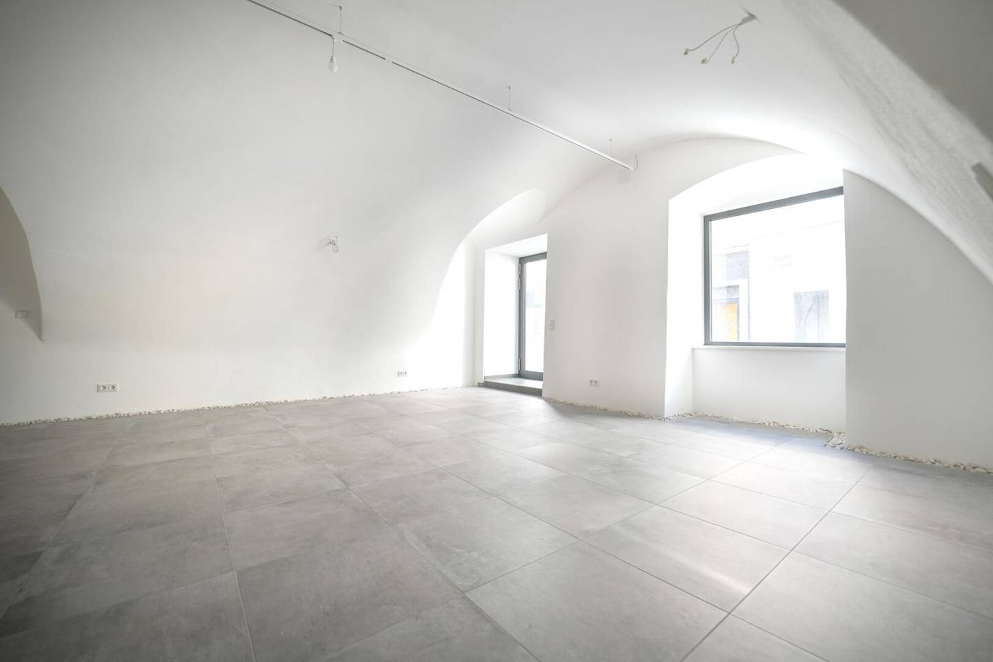 Commission-free commercial premises in a top location first occupancy after general renovation