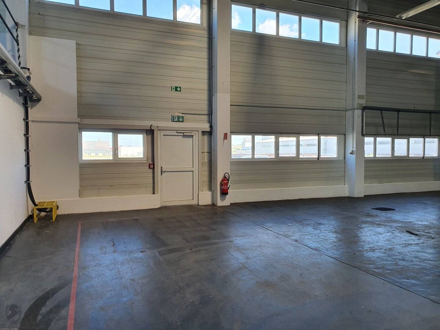 A warehouse with a total area of approximately 700 m² is for rent in Siegendorf near Eisenstadt - Sopronl? nope