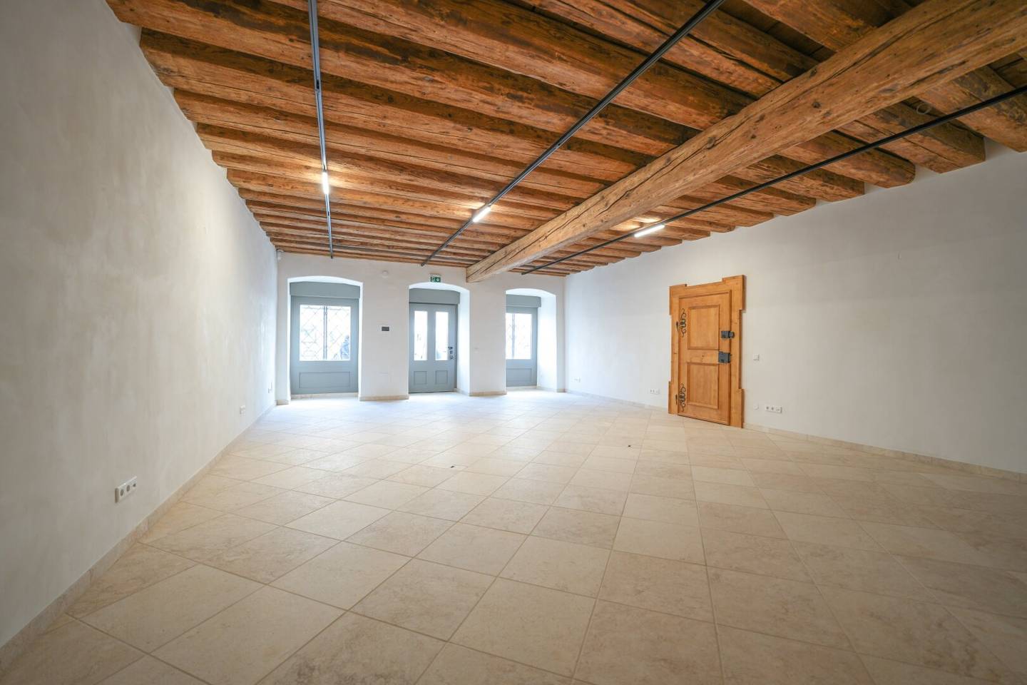 Top commercial premises in Wels: first occupancy, 108m², underfloor heating, fully renovated