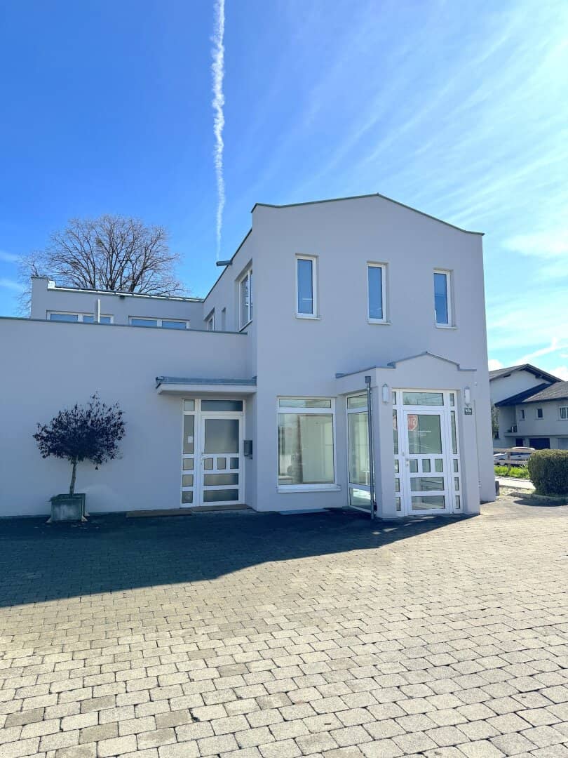 Excellent premises with plenty of space and good visibility
