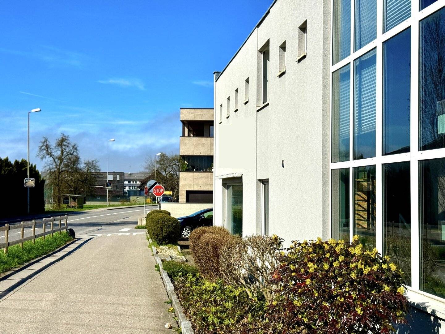 Excellent premises with plenty of space and good visibility