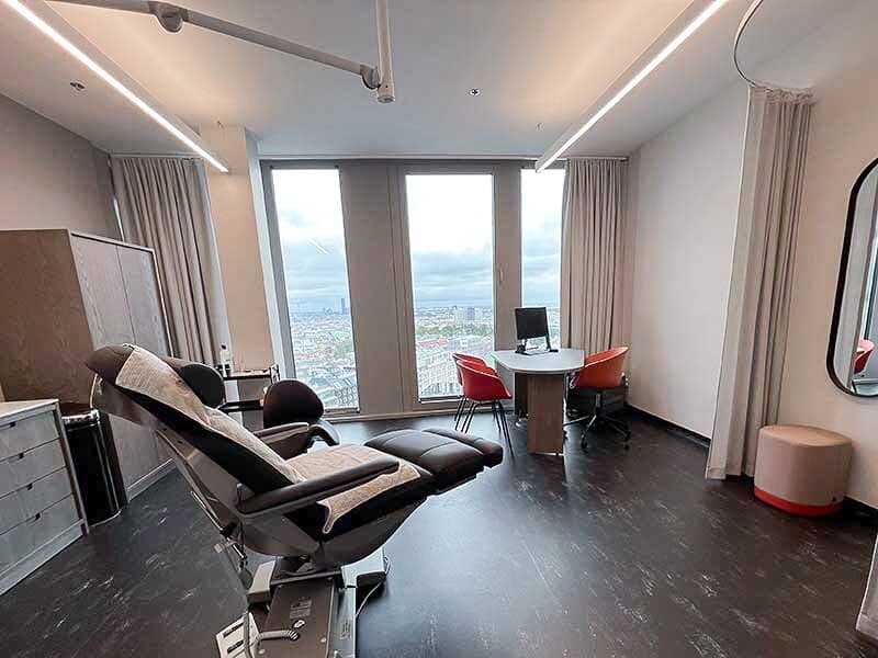 MEDIZINISCHE ELEGANZ ÜBER DEN DÄCHERN WIENS:  ORDINATION MIT 6-7 PRAXISRÄUMEN IM ICON VIENNA IM 15. STOCK AM HAUPTBAHNHOF