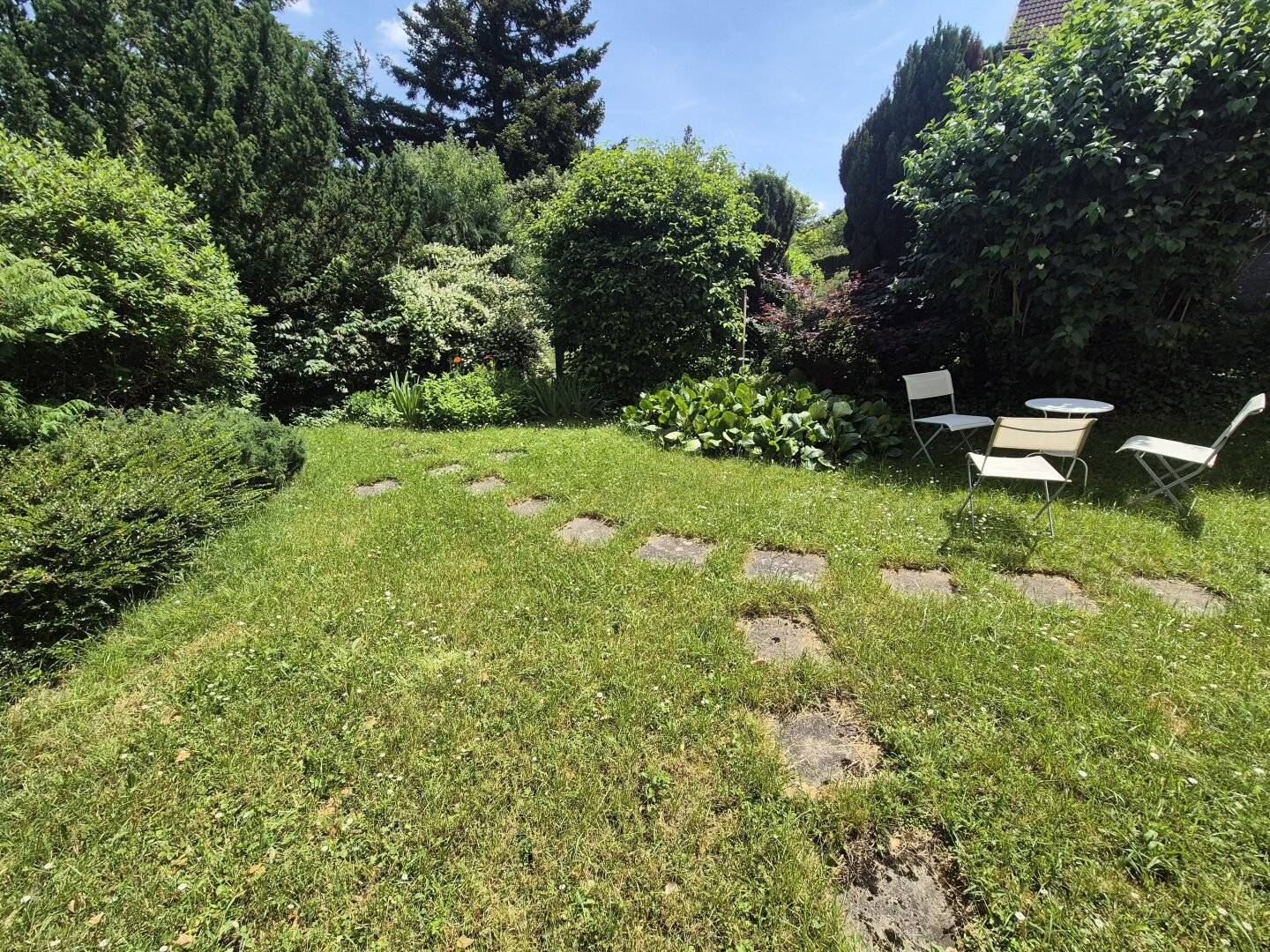 A house floor with 2 apartments with a large balcony in a very quiet green location near Lainzer Tiergarten