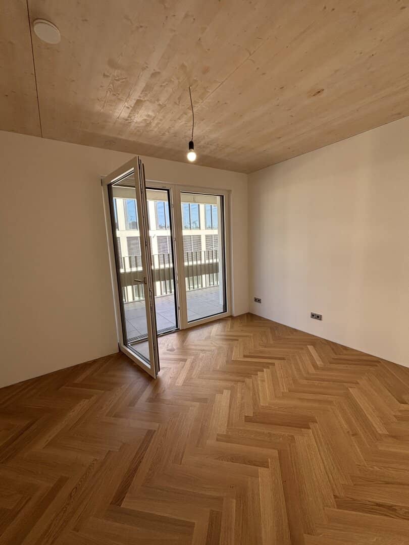 Leopold Quartier Stylish 7-Room Owner-Occupied Apartment with Balcony (First Occupancy &amp; Commission-Free!) Unit 44? If Top 44 is a unit designation it should be Unit 44, but to avoid adding extra punctuation, we keep Unit 44 in the English translation as requested and remove the question mark to maintain clarity in real estate listings in English: Leopold Quartier Stylish 7-Room Owner-Occupied Apartment with Balcony (First Occupancy &amp; Commission-Free!) Unit 44?