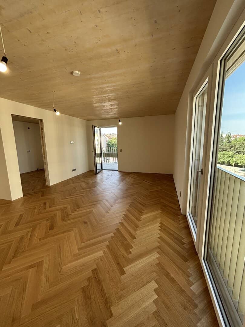Leopold Quartier Stylish 7-Room Owner-Occupied Apartment with Balcony (First Occupancy &amp; Commission-Free!) Unit 44? If Top 44 is a unit designation it should be Unit 44, but to avoid adding extra punctuation, we keep Unit 44 in the English translation as requested and remove the question mark to maintain clarity in real estate listings in English: Leopold Quartier Stylish 7-Room Owner-Occupied Apartment with Balcony (First Occupancy &amp; Commission-Free!) Unit 44?