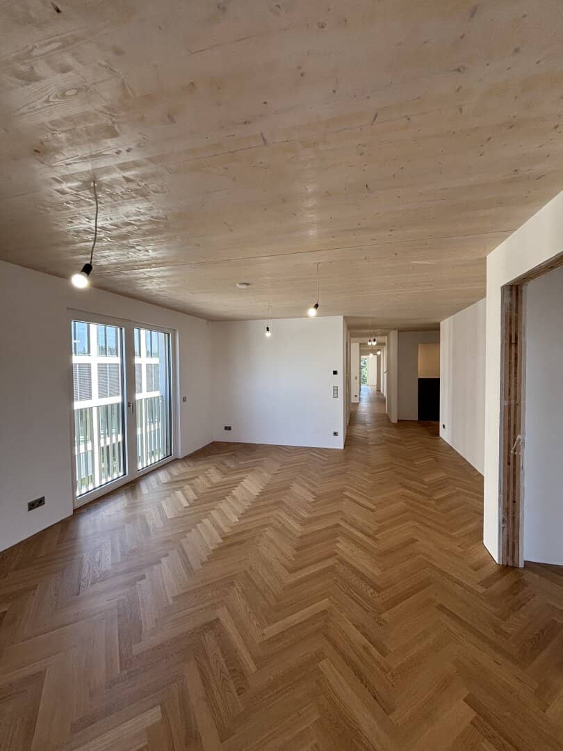 Leopold Quartier Stylish 7-Room Owner-Occupied Apartment with Balcony (First Occupancy &amp; Commission-Free!) Unit 44? If Top 44 is a unit designation it should be Unit 44, but to avoid adding extra punctuation, we keep Unit 44 in the English translation as requested and remove the question mark to maintain clarity in real estate listings in English: Leopold Quartier Stylish 7-Room Owner-Occupied Apartment with Balcony (First Occupancy &amp; Commission-Free!) Unit 44?