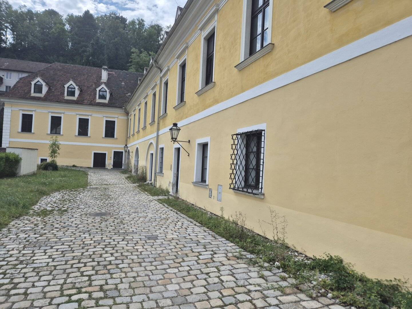 Sehr gute Rendite bei Vollvermietung! Zinshaus mit 27 Einheiten in guter Lage