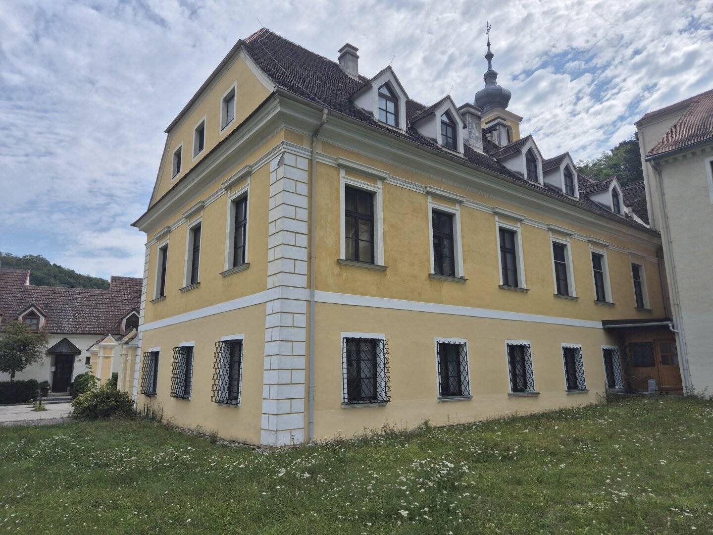 Sehr gute Rendite bei Vollvermietung! Zinshaus mit 27 Einheiten in guter Lage