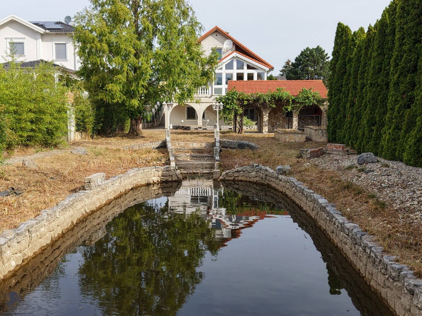 Außergewöhnliches Einfamilienhaus mit zwei Wohneinheiten, großem Garten und Gästehaus in Leobendorf