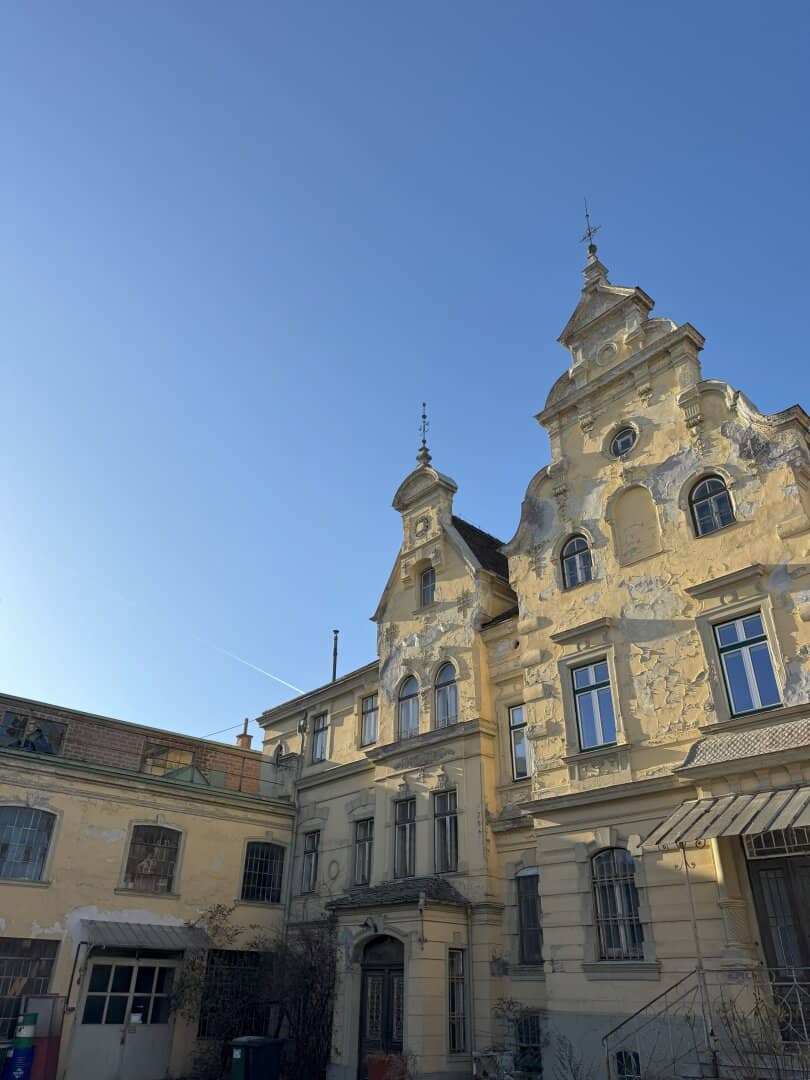 Divisible property with historic Villa Rosenthal and commercial wing