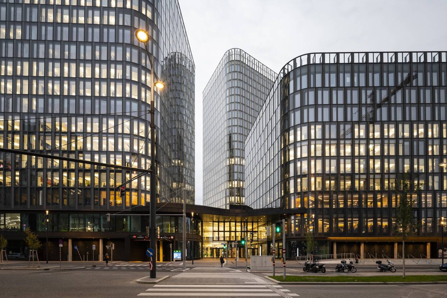 MEDIZINISCHE ELEGANZ ÜBER DEN DÄCHERN WIENS:  ORDINATION MIT 6-7 PRAXISRÄUMEN IM ICON VIENNA IM 15. STOCK AM HAUPTBAHNHOF