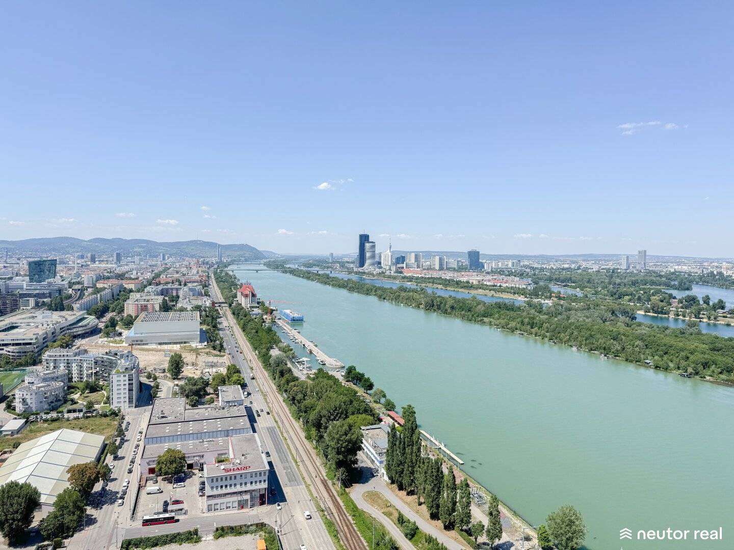 Marina Tower Luxurious three room apartment with generous balcony, breathtaking view of Vienna on the 32nd floor, garage optional, U2 Donaumarina